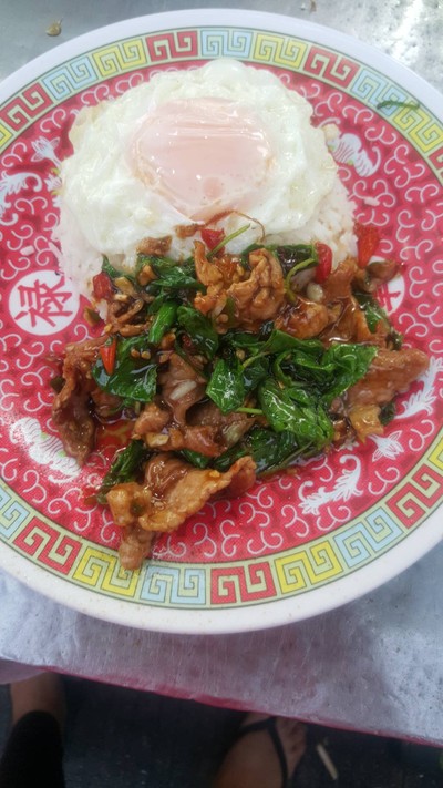 กระเพราหมูชิ้น ไข่ดาว