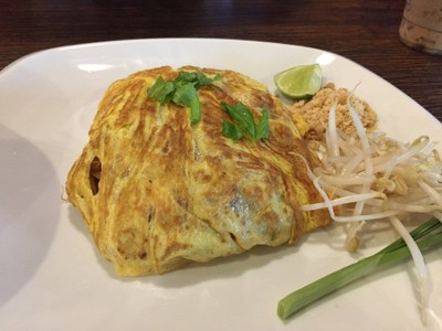 ผัดไทไข่ห่อกุ้งสด