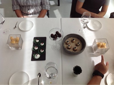 Petit Four - ไอศกรีมเสาวรสบนข้าวตำ เจลลี่ดรอป ชอคโกแลต คัพเค้กบลูเบอรี่
