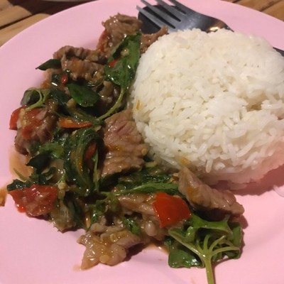 กระเพราเนื้อราดข้าว