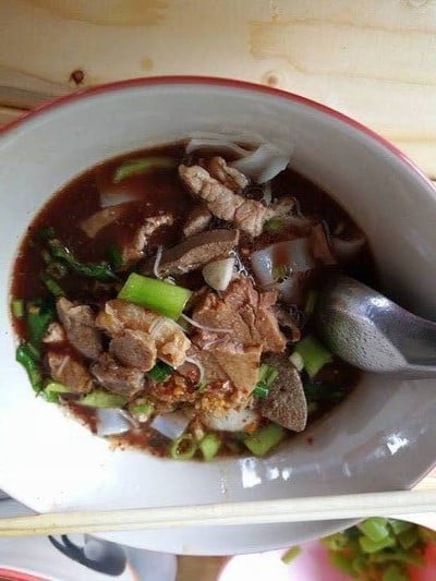 เมนูของร้าน ก๋วยเตี๋ยวเรือน้ำตกหมูตุ๋นคุณยาย