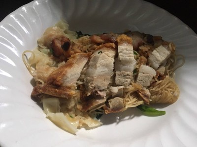 บะหมี่เกี๊ยวหมูแดง หมูกรอบ