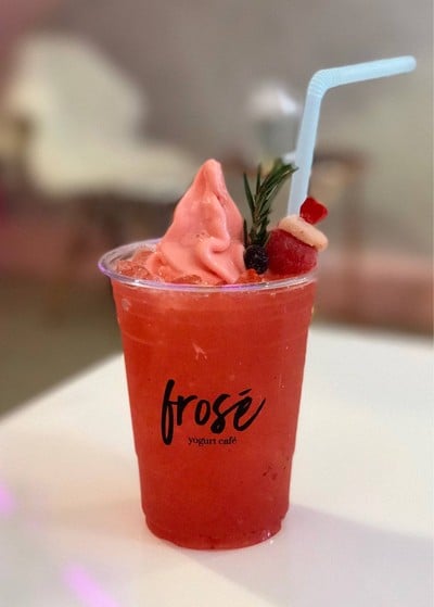 Frosé Yogurt Café