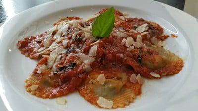 ราวีโอลีชีสและผักโขม