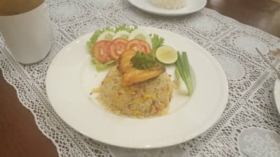 ข้าวผัดสมุนไพร แซลมอน