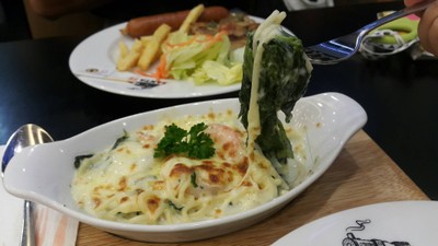 สปาเก๊ตตี้กุ้งและผักโขมอบชีส