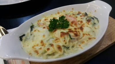 สปาเก๊ตตี้กุ้งและผักโขมอบชีส