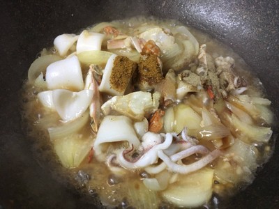 วิธีทำ ปู ปลาหมึก ผัดผงกะหรี่แบบบ้านๆ