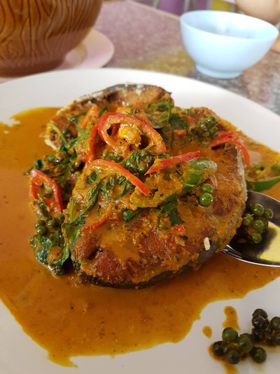 ปลาอินทรีย์ราดพริกแกง