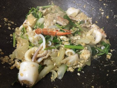 วิธีทำ ปู ปลาหมึก ผัดผงกะหรี่แบบบ้านๆ