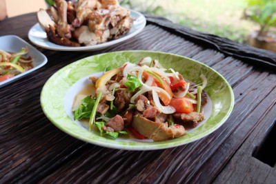 ยำคอหมูย่าง