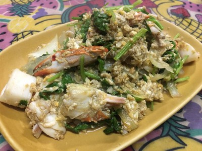 วิธีทำ ปู ปลาหมึก ผัดผงกะหรี่แบบบ้านๆ