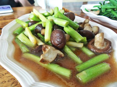 ผัดหน่อไม้ฝรั่งเห็ดหอม