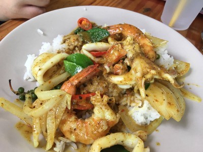 ข้าวราดทะเลพริกแกงใต้