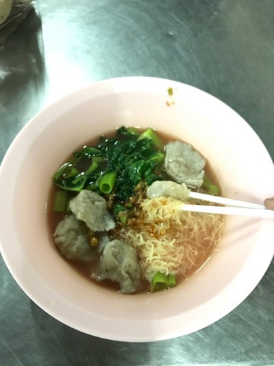 บะหมี่เกรี๊ยวเย็นตาโฟลูกชิ้นปลา