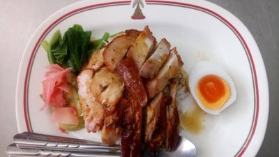 ข้าวเฉโป รวมมิตร(?)​มีทุกอย่างในจานเดียว เป็ดย่าง หมูแดง หมูกรอบ ไข่ 