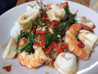 ข้าวราดกะเพราทะเล