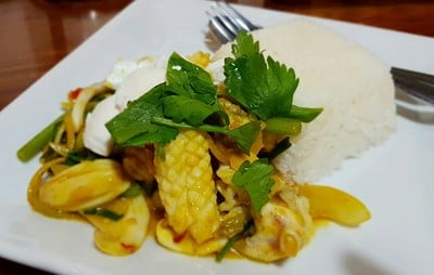 ปลาหมีกผัดใส่ไข่เค็มราดข้าว