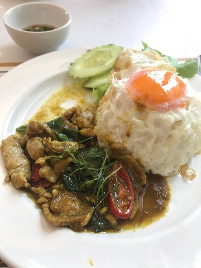 ข้าวเครื่องแกงหมู-ไข่ดาว 87 บาท