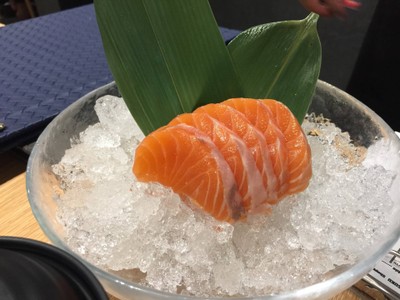 แซลมอนซาซิมิ