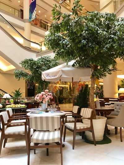 บรรยากาศ Provence Cafe Peninsula Plaza