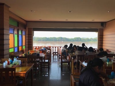บรรยากาศ ร้านแม่งามอิ่มอร่อย ถนนคนเดินเชียงคาน