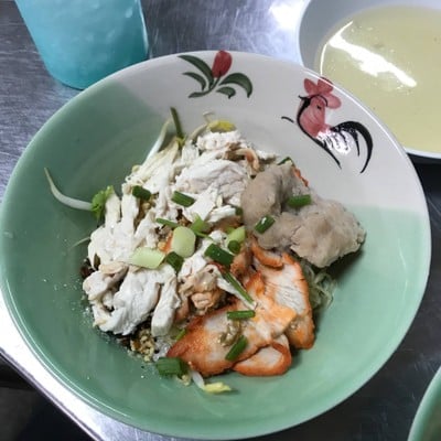 เมนูของร้าน ก๋วยเตี๋ยวไก่ บ้านพัง