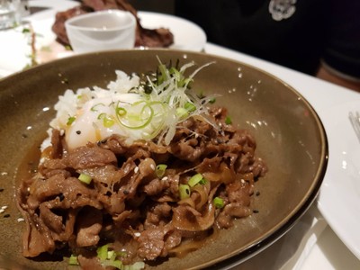 ข้าวหน้าเนื้อสไตล์ญี่ปุ่น เสิร์ฟพร้อมไข่ออนเซ็น