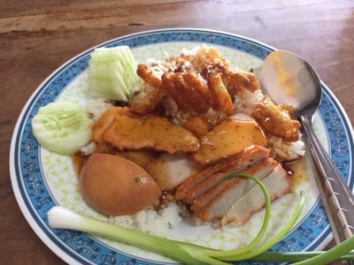 ข้าวหมูกรอบหมูแดง