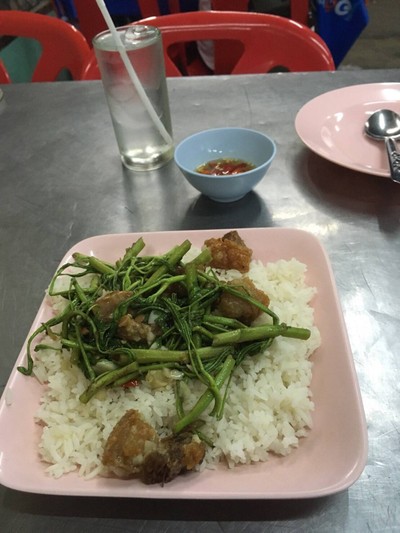 กระเฉดหมูกรอบ