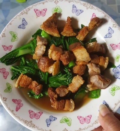 ผัดผักกวางตุ้งไต้หวันหมูกรอบ