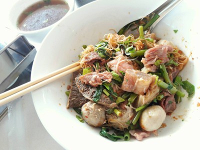 ก๋วยเตี๋ยวเนื้อตุ๋นหรือเนื้อตุ๋นใส่เส้นก๋วยเตี๋ยวกันแน่