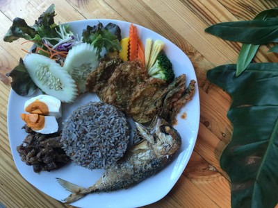 ข้าวผัดน้ำพริกลงเรือ