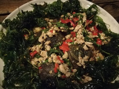 ไข่เยี่ยวม้าผัดใบกะเพรากรอบ