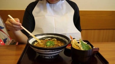 ใส่ที่กันเปื้อนก่อนหม่ำ