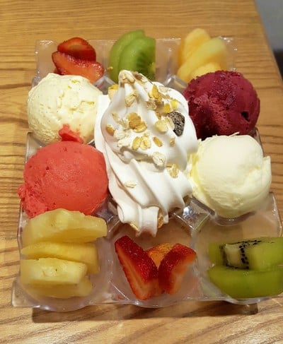 ซอฟทเสิร์ฟรสนม ไอศครีม 4 ลูก และผลไม้
