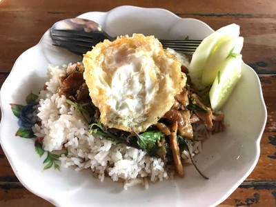 กระเพราขาหมูไข่ดาว