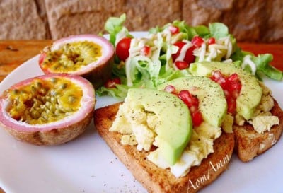 ขนมปังปิ้งไข่ต้มอโวคาโด ขนมปังปิ้งไข่ต้มอโวคาโด