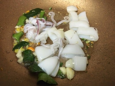 วิธีทำ ผัดฉ่าปลาหมึก