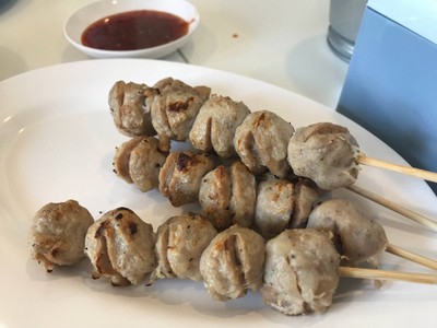 ลูกชิ้นเอ็นหมูปิ้งไม้ละ5บาท