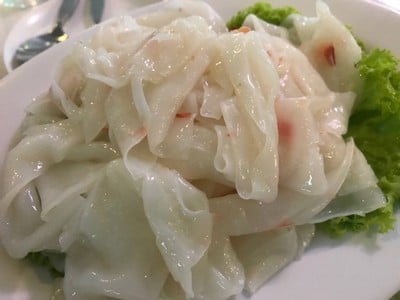 เส้นก๊วยเตี๋ยวเสริฟคู่กับปลาเก๋านึ่งซีอิ้ว