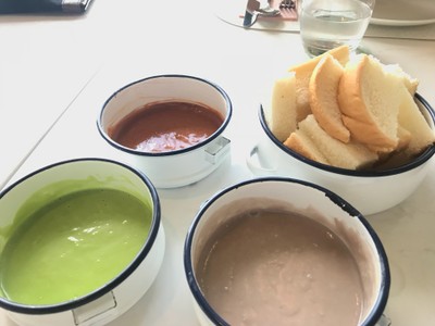 ขนมปังสังขยากับซอส 3 อย่าง
