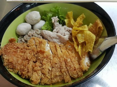 บะหมี่ไก่กรอบลาดหญ้า Platform Wongwianyai