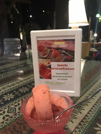 ไอศครีมสตรอเบอรีเชอเบท