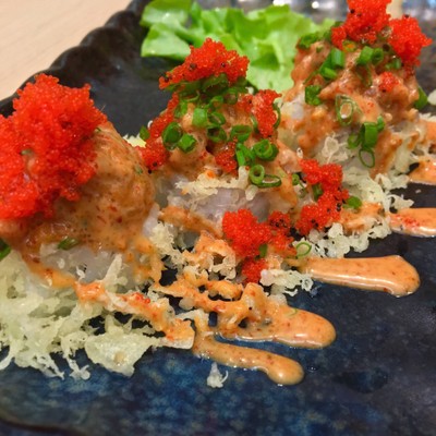 spicy salmon maki roll