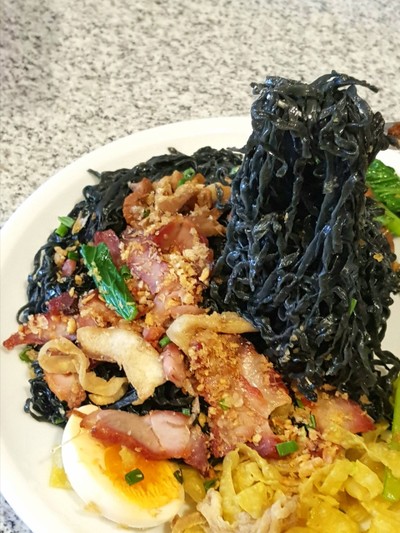 บะหมี่แห้งเส้นชาโคล (50฿)