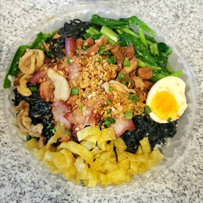 บะหมี่แห้งเส้นชาโคล (50฿)