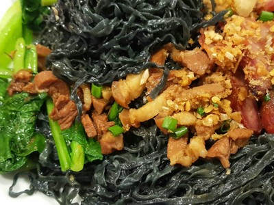 บะหมี่แห้งเส้นชาโคล (50฿)