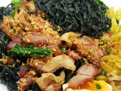 บะหมี่แห้งเส้นชาโคล (50฿)