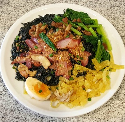 บะหมี่แห้งเส้นชาโคล (50฿)